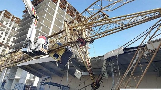 Строительный кран «прилег» на склады торгового центра во Львове Строительный кран «прилег» на склады торгового центра во Львове
