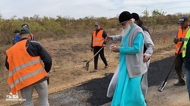 Митрополит УПЦ Агафангел взялся за капремонт дороги под Одессой Митрополит УПЦ Агафангел взялся за капремонт дороги под Одессой