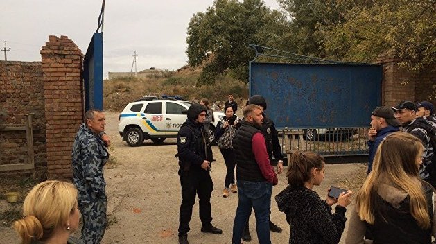 Националисты устроили пикет возле завода «Микрон» в Херсоне Националисты устроили пикет возле завода «Микрон» в Херсоне