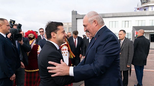 «Мы могли бы договориться». Лукашенко предложил поставлять Киеву бензин в обмен на нефть «Мы могли бы договориться». Лукашенко предложил поставлять Киеву бензин в обмен на нефть