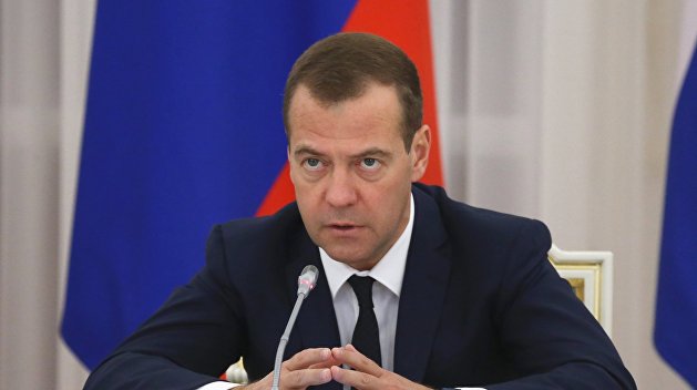 Медведев поручил принять ответные меры против авиакомпаний Украины Медведев поручил принять ответные меры против авиакомпаний Украины