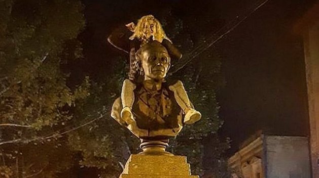 «Европа, однако»: юные херсонцы нашли новое применение бюсту Суворова «Европа, однако»: юные херсонцы нашли новое применение бюсту Суворова
