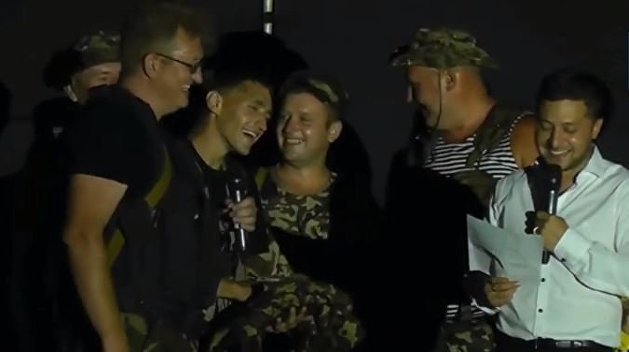 В Сети появилось видео с Зеленским, зачитывающим собственную повестку в армию В Сети появилось видео с Зеленским, зачитывающим собственную повестку в армию