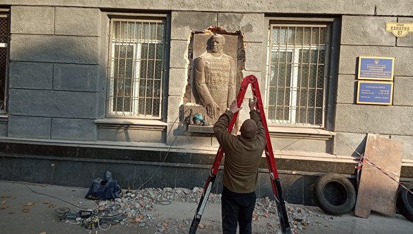 Как в Одессе приезжие националисты снесли памятник маршалу Жукову Как в Одессе приезжие националисты снесли памятник маршалу Жукову