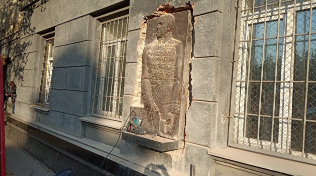 Как в Одессе приезжие националисты снесли памятник маршалу Жукову Как в Одессе приезжие националисты снесли памятник маршалу Жукову
