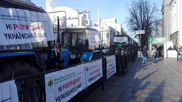 Аграрии пригнали тракторы к Раде в знак протеста против открытия рынка земли Аграрии пригнали тракторы к Раде в знак протеста против открытия рынка земли