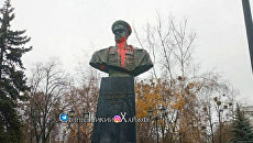 Памятник маршалу Жукову в Харькове залили красной краской