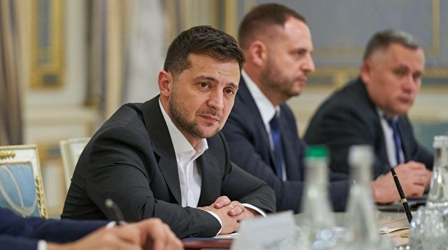 Зеленский поручил правительству погасить долги по зарплатам учителям и врачам Зеленский поручил правительству погасить долги по зарплатам учителям и врачам