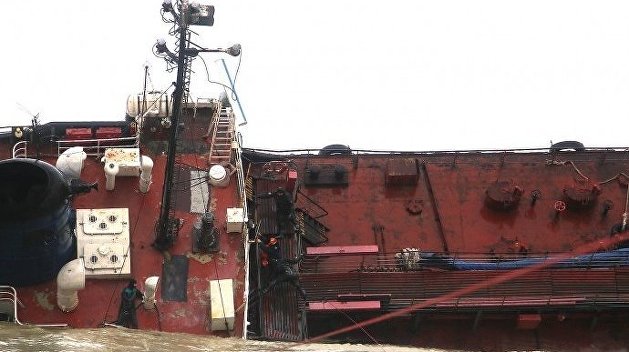 После аварии танкера возле Одессе уровень нефти в море превысил норму в 160 раз