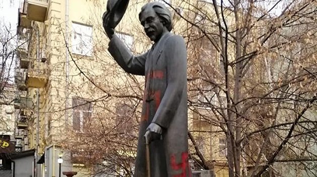 В Киеве вандалы осквернили свастикой памятник еврейскому писателю В Киеве вандалы осквернили свастикой памятник еврейскому писателю