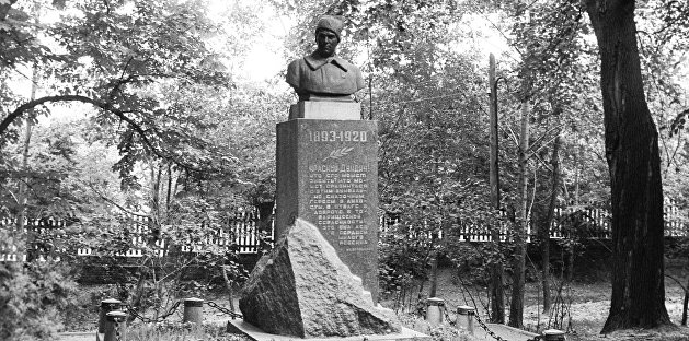 В центре Ровно неизвестные осквернили могилу легендарного революционера Олеко Дундича