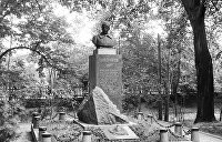 В центре Ровно неизвестные осквернили могилу легендарного революционера Олеко Дундича