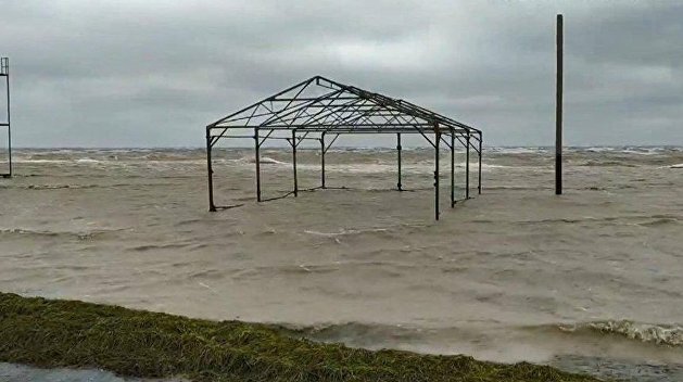 Потоп на Украине: Азовское море вышло из берегов Потоп на Украине: Азовское море вышло из берегов