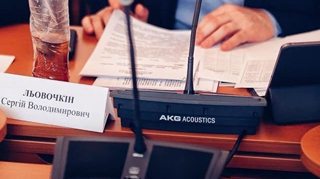 Чай, коньяк или анализы: нардеп Левочкин принес в Раду бутылку с загадочной жидкостью Чай, коньяк или анализы: нардеп Левочкин принес в Раду бутылку с загадочной жидкостью