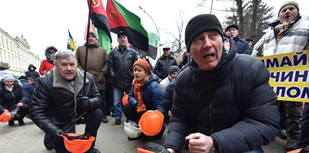 Вопреки протестам шахтеров киевский режим закрывает шахту в Луганской области