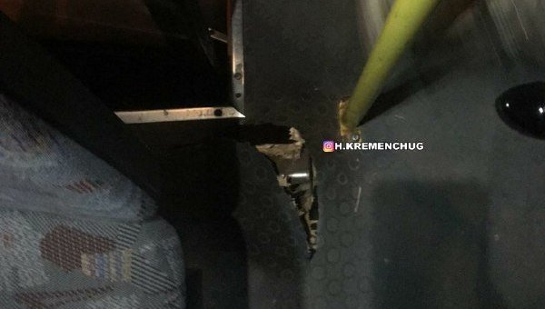 Жителей Кременчуга возят в маршрутке с дырой в полу Жителей Кременчуга возят в маршрутке с дырой в полу