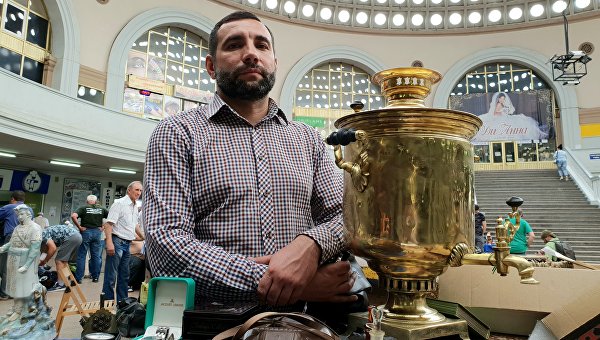 Не блоха, а Клуб коллекционеров. Параллельная жизнь Донецка Не блоха, а Клуб коллекционеров. Параллельная жизнь Донецка