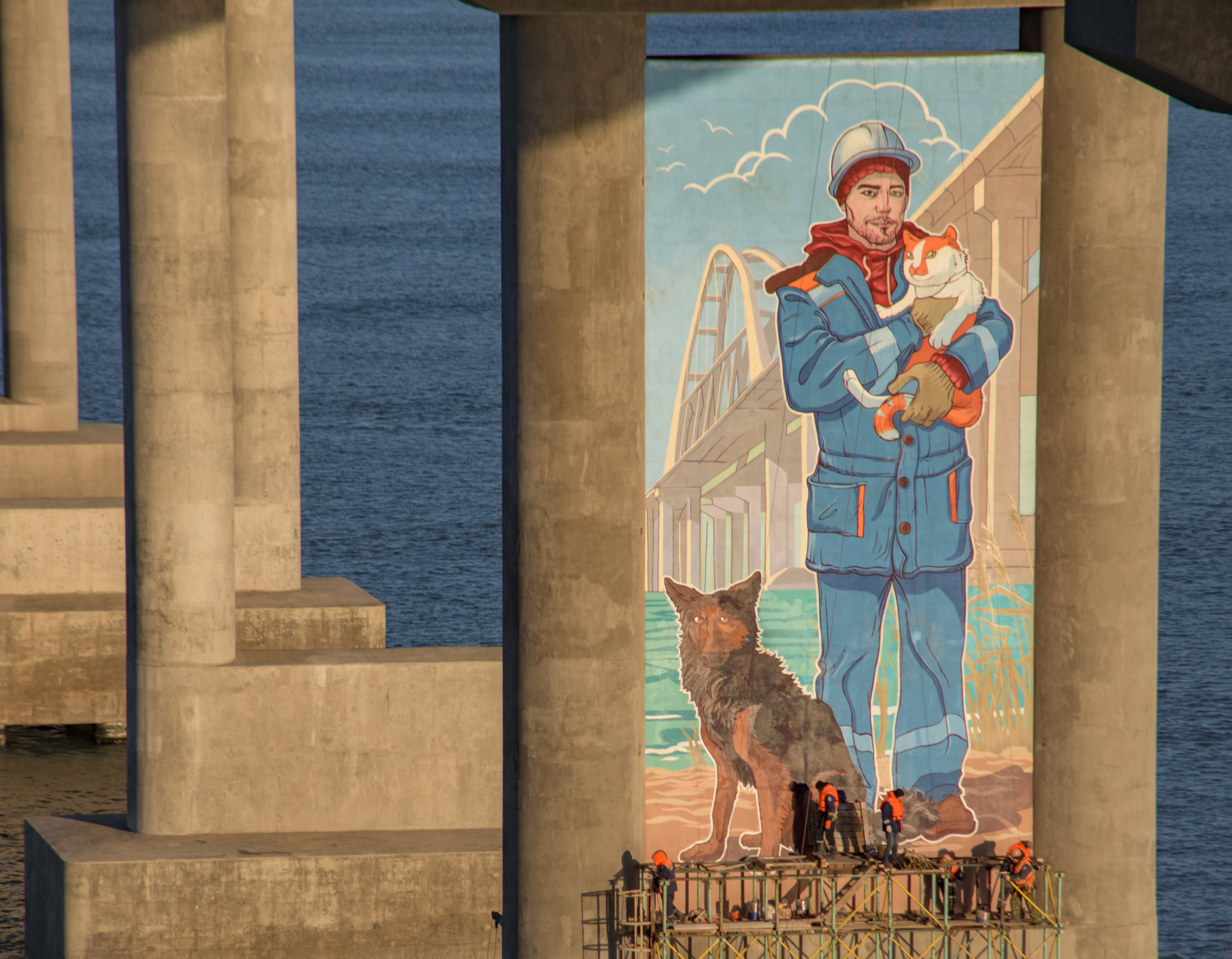 Крымский мост получил подарок от художников полуострова
