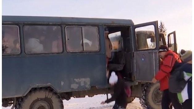 Зато мощный: на Прикарпатье детей возят в школу в ржавом грузовике