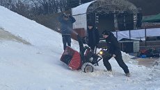 В Киев фурами завозят более 130 тонн снега с Карпат для сноубордистов - фото