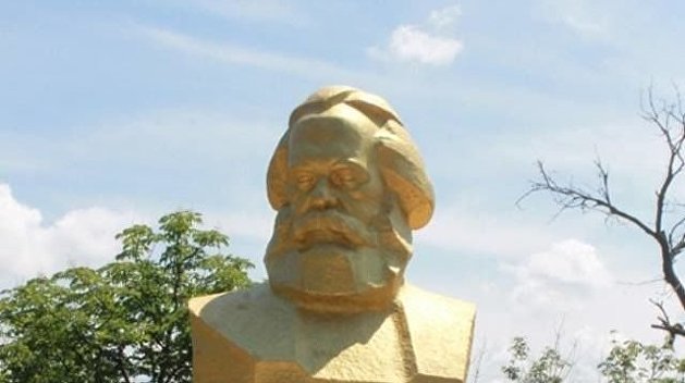Камуфляж в стиле декоммунизации: в Одесской области бюст Марксу превратился в памятник поэту Камуфляж в стиле декоммунизации: в Одесской области бюст Марксу превратился в памятник поэту