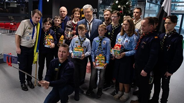 Скауты Европы на Украине принесли Порошенко Вифлеемский огонь и подарили галстук Скауты Европы на Украине принесли Порошенко Вифлеемский огонь и подарили галстук