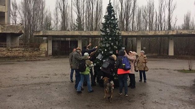 В центре Припяти впервые после аварии на ЧАЭС нарядили елку В центре Припяти впервые после аварии на ЧАЭС нарядили елку