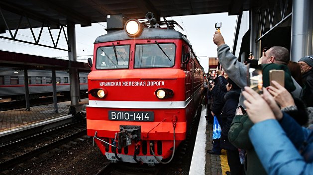 Первый за последние пять лет поезд из Москвы прибыл в Крым Первый за последние пять лет поезд из Москвы прибыл в Крым