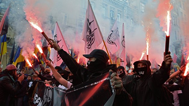 Акции в поддержку Стерненко затянуло дымом, слышны взрывы