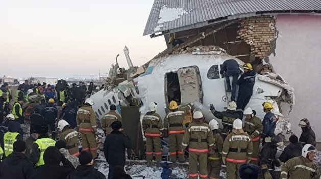 В Казахстане упал пассажирский самолет с почти сотней людей на борту В Казахстане упал пассажирский самолет с почти сотней людей на борту