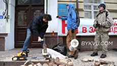 Киевляне покололи дрова под Гослесагентством в знак протеста против «лесоцида» в Карпатах — фото