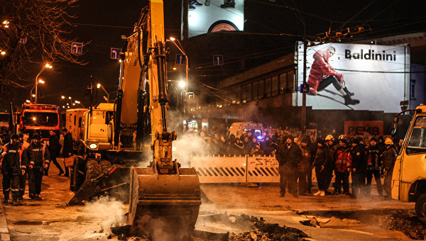 Люди «обваривали» ноги и выбивали стекла: крупнейший ТЦ в Киеве залило кипятком. Фоторепортаж