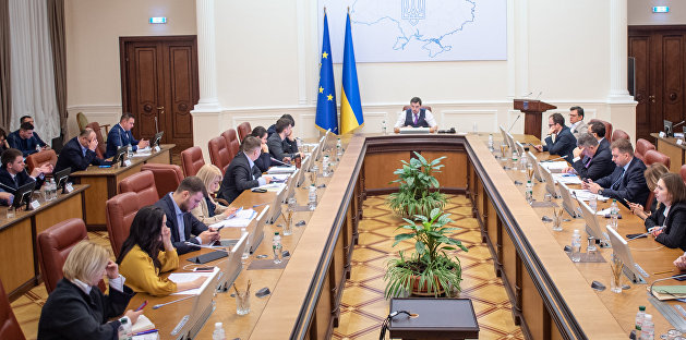 Украинские министры неожиданно сменили дресс-код: заседание Кабмина прошло в необычной одежде
