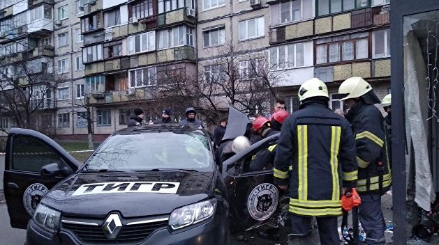 В Киеве автомобиль врезался в остановку — один человек погиб, двое пострадали