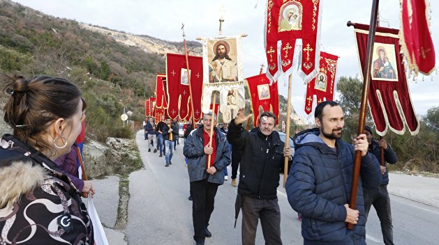 По украинским лекалам. В Черногории верующие уповают на помощь православной России