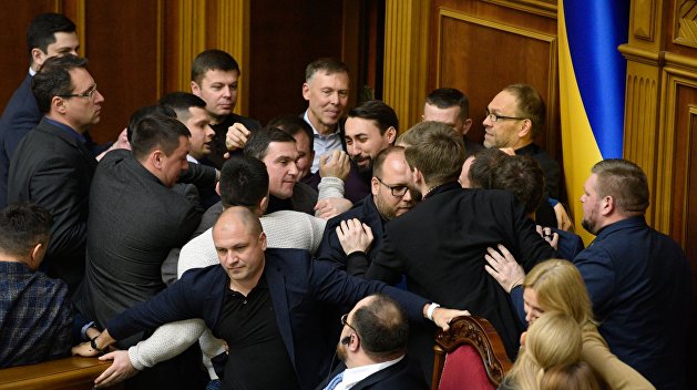 «Страх перед Донбассом». Эксперт рассказала, к чему приведет сокращение депутатов Рады «Страх перед Донбассом». Эксперт рассказала, к чему приведет сокращение депутатов Рады