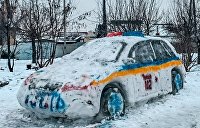 Жители Днепра сделали патрульную машину из снега и вызвали полицейских