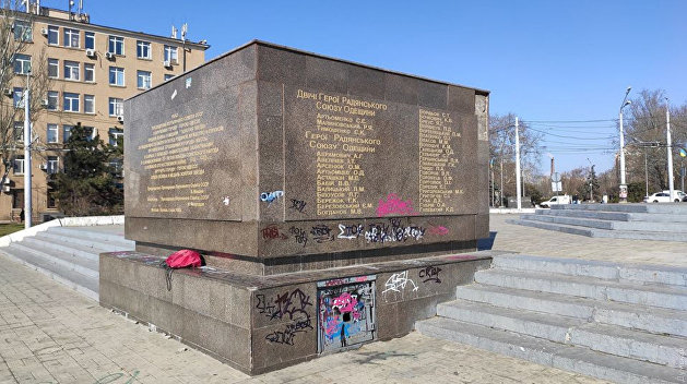 Вандалы исписали граффити стелу «Крылья Победы» в Одессе - фото Вандалы исписали граффити стелу «Крылья Победы» в Одессе - фото