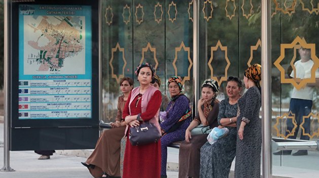 «Аттракцион неслыханной щедрости». Туркменским женщинам дадут по $3, но не всем
