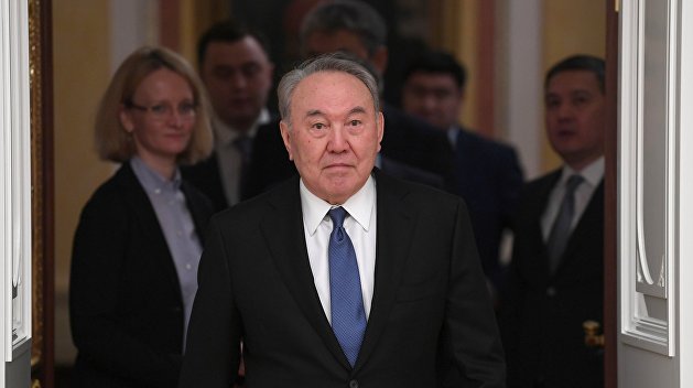 Здороваться с колена или локтя: Назарбаев придумал коронавирусный этикет