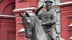 На Манежной площади в Москве памятник Жукову подменили «временной копией»