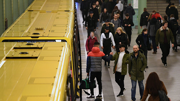 Террорист-лизун: в Германии больной коронавирусом слюнявил поручни в метро — видео