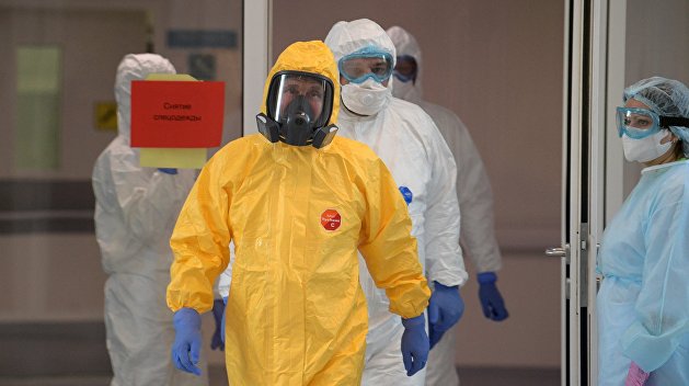 Президент России в костюме необычного цвета посетил подозреваемых в коронавирусе