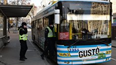 Карантин в транспорте. На Украине пассажир троллейбуса покусал кондуктора