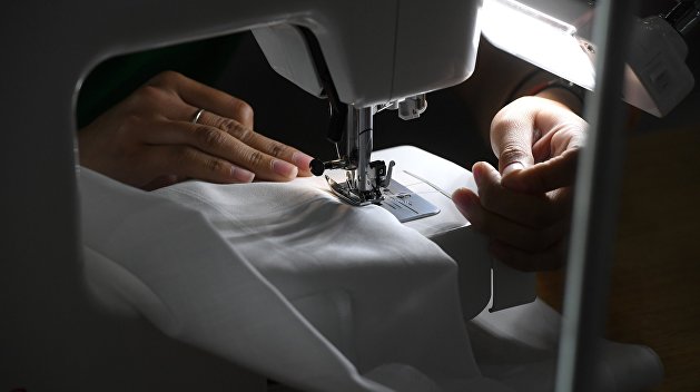 Armani будет шить медицинские халаты вместо модной одежды