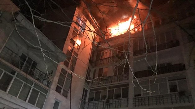Сильный пожар охватил верхний этаж жилого дома в Одессе: есть пострадавшие — видео