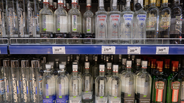 Три литра за 500 гривен: более половины рынка водки на Украине находится в тени