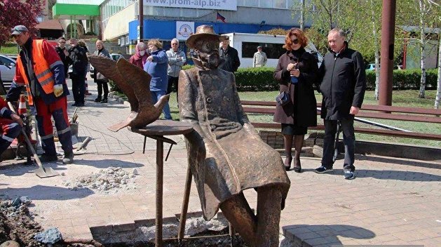 В Донецке на седьмом году войны установили бронзовый памятник Чехову В Донецке на седьмом году войны установили бронзовый памятник Чехову