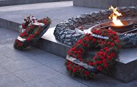 Странная память. Представители ВСУ возложили венки австралийским воинам к памятнику советским солдатам