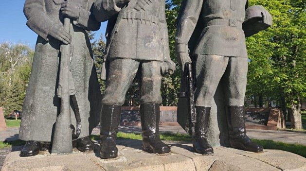 Вандалы осквернили Мемориальный комплекс Славы в Виннице Вандалы осквернили Мемориальный комплекс Славы в Виннице